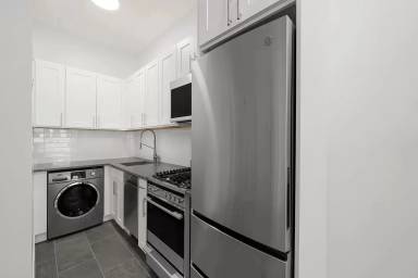 Main picture of 122 W 80th St