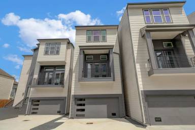 Main picture of 1535 W 24th St