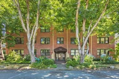 Main picture of 734 Broadway E
