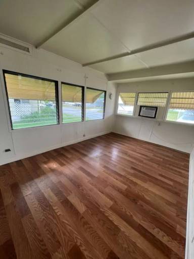 Main picture of 910 49th Ave W