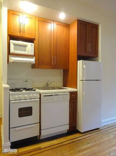 Main picture of 214 E 51st St