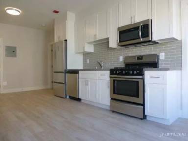 Main picture of 1598 Bay St