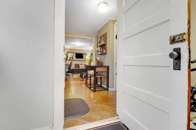 Main picture of 823 W Resseguie St