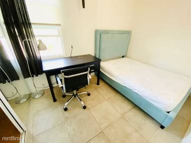 Main picture of 2300 Oak St