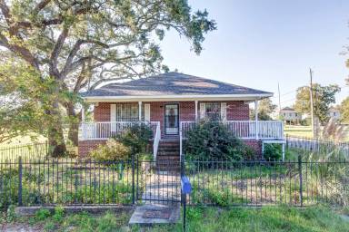 Main picture of 399 Shell St