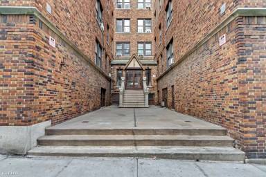 Main picture of 225 E 202nd St