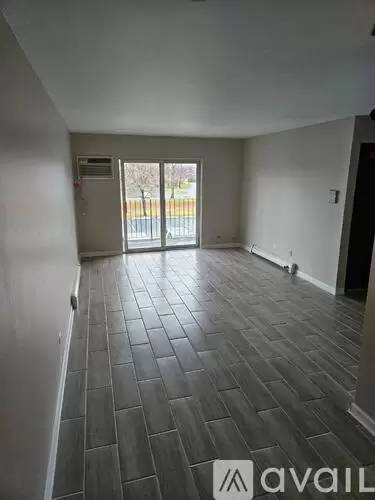 Main picture of 321 W Hawthorne Cir