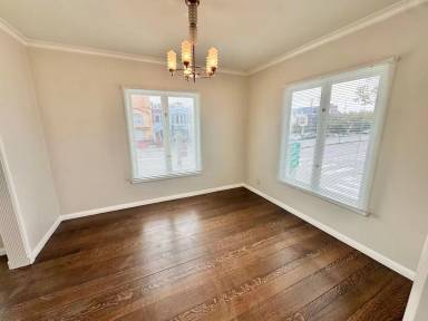 Main picture of 111 Lyell St