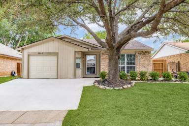 Main picture of 2423 Cripple Creek Dr