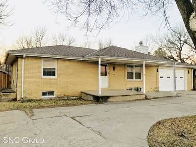 Main picture of 605 N Andover Rd