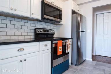 Main picture of 887 Farmington Ave