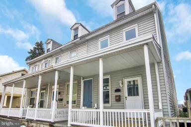 Main picture of 652 N 2nd St