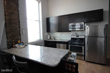 Main picture of 7044 N Clark St