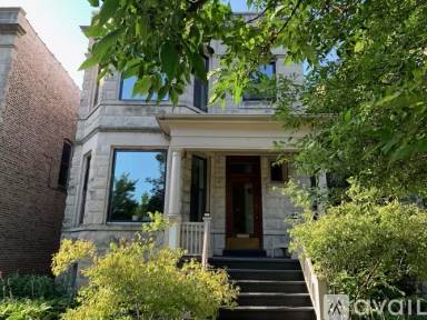 Main picture of 1231 W Addison St
