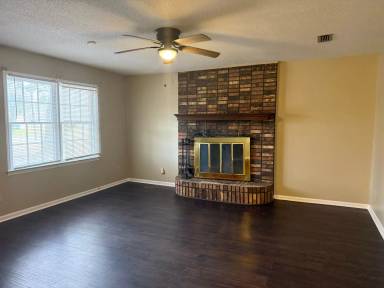 Main picture of 1794 Claudia Cir
