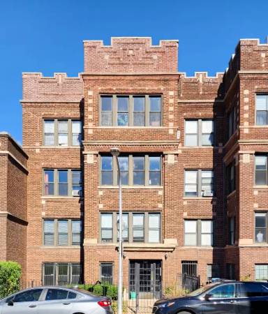 Main picture of 564 W Roscoe St