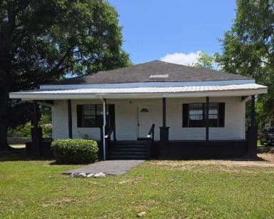 Main picture of 108 Railroad St
