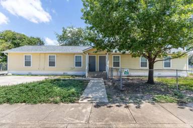 Main picture of 303 Villareal St