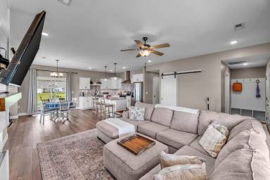 Main picture of 4768 Jackies Way