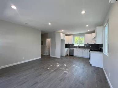 Main picture of 924 W Chestnut Ave