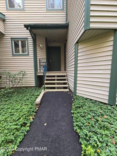 Main picture of 352 Hollow Rd
