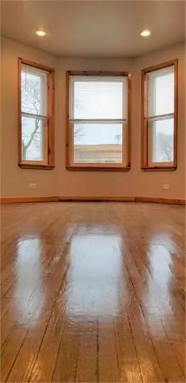 Main picture of 4533 W Congress Pkwy