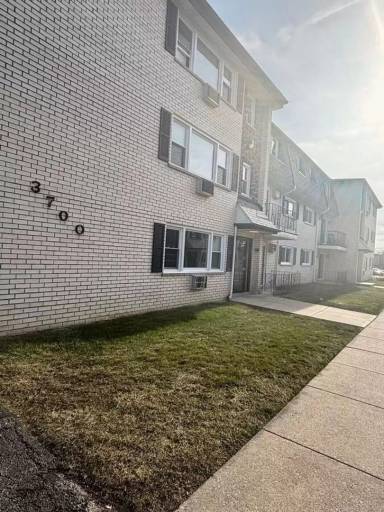 Main picture of 3700-3710 W 119th St Apartments