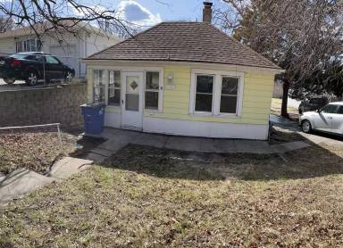 Main picture of 2424 S 41st St