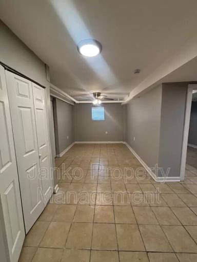 Main picture of 5509 S Whipple St