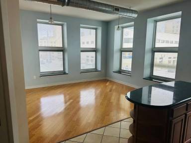 Main picture of 10 W Huron St