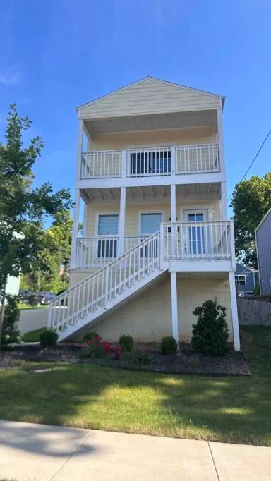 Main picture of 124 E Spring St