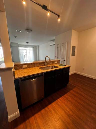 Main picture of 102 Perimeter Dr