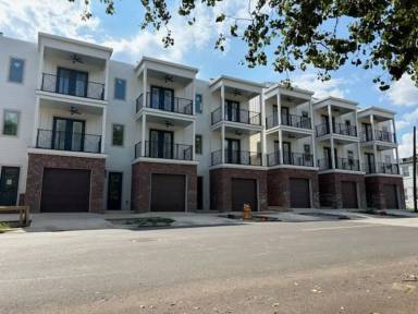 Main picture of 211 N Poplar St