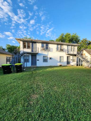 Main picture of 809 E 17th St