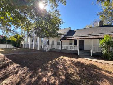 Main picture of 233 E Broadway St