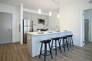 Main picture of 818 W Van Buren St