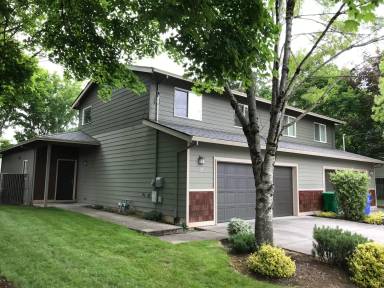 Main picture of 817 SE Francis Ave