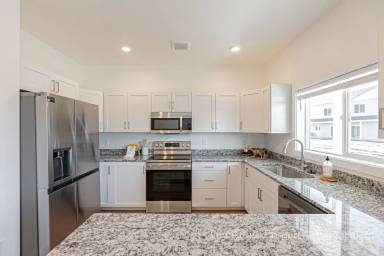 Main picture of 590 Harvester Ave