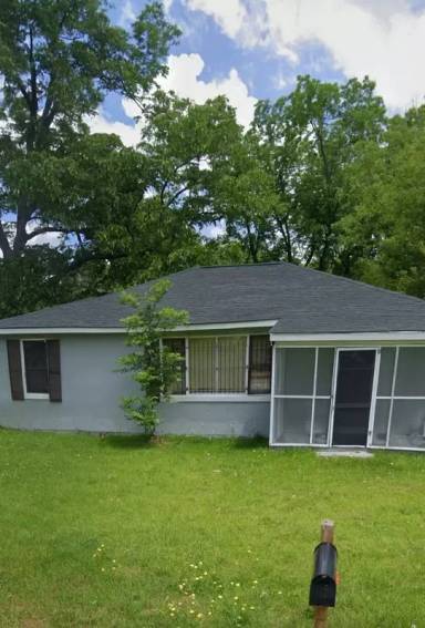 Main picture of 2671 Roy St