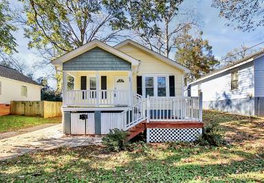 Main picture of 105 Oak St