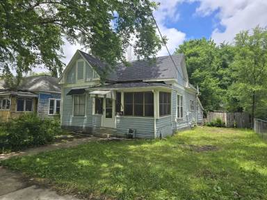 Main picture of 232 Center St