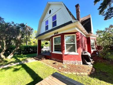 Main picture of 402 S 6th St E