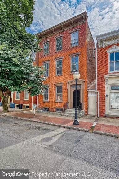 Main picture of 342 S George St