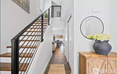 Main picture of 2182 W Warren Ave
