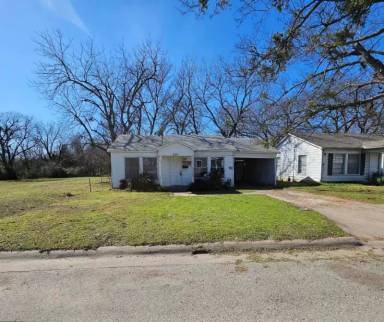 Main picture of 830 S Lyon St