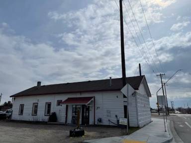 Main picture of 102 E 2nd St