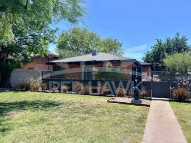 Main picture of 315 W Highland Ave