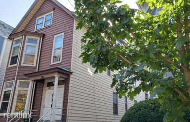 Main picture of 911 W Wolfram St