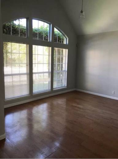 Main picture of 3300 Curlew St