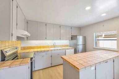 Main picture of 487 S Taaffe St